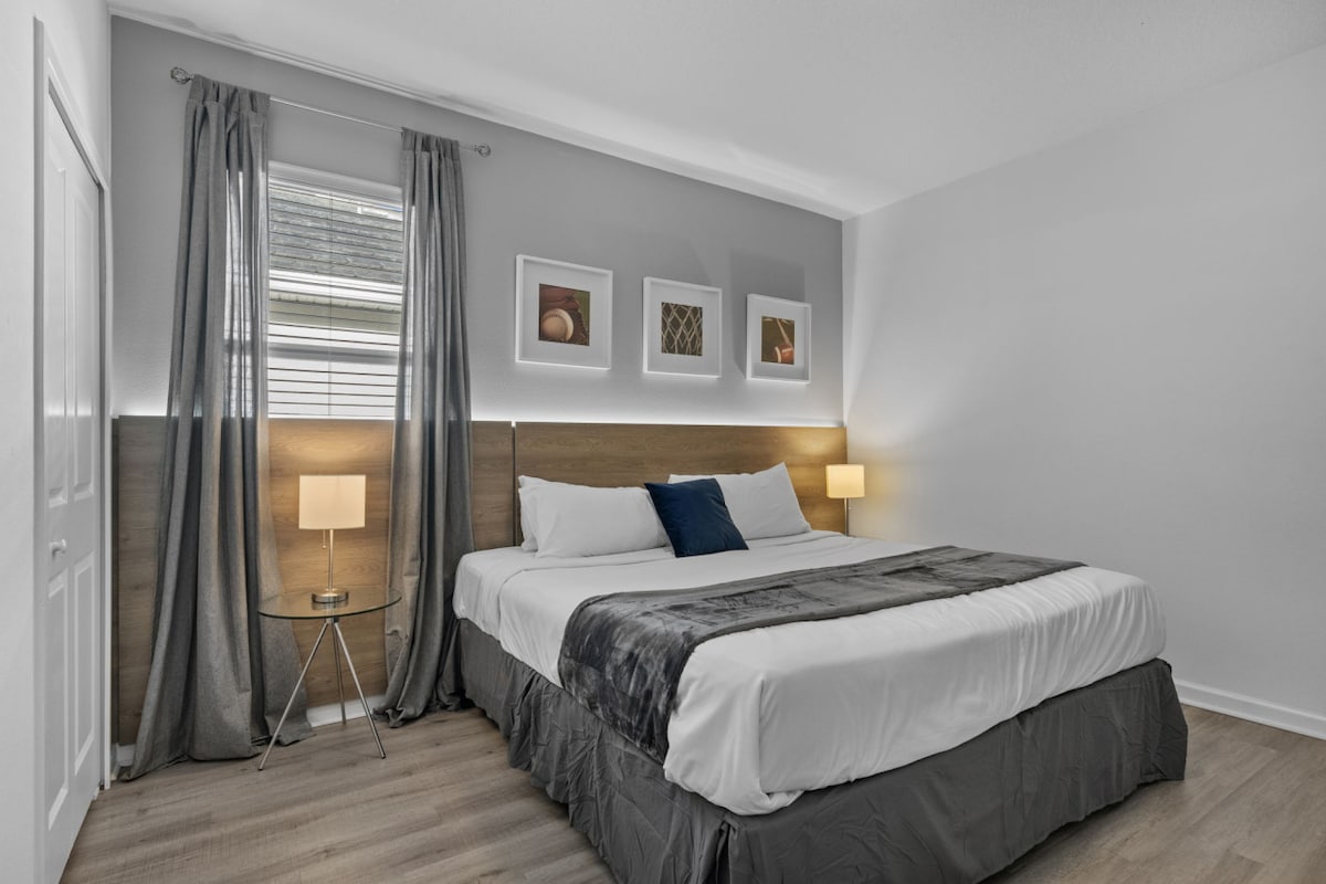 标准双人床卧室