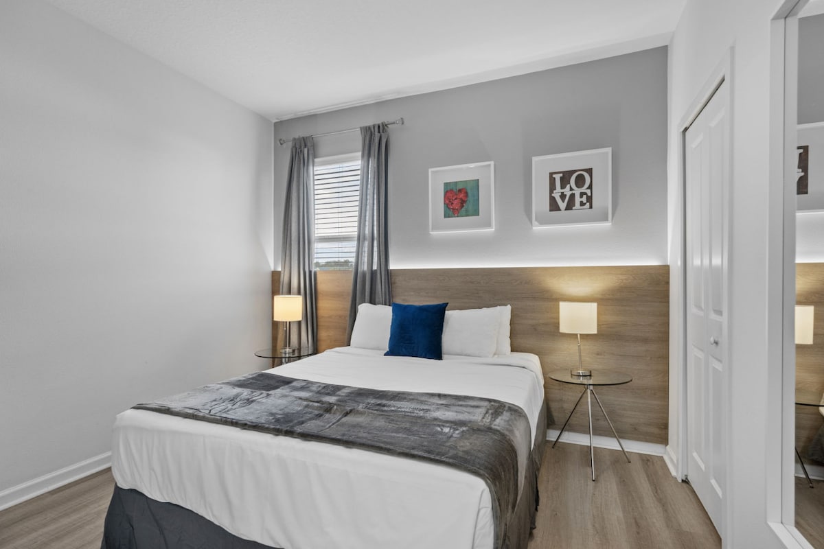 标准双人床卧室