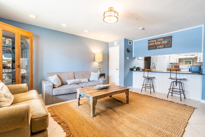 Sebule iliyo na kochi la kuvuta na televisheni mahiri kwa ajili ya burudani yako.