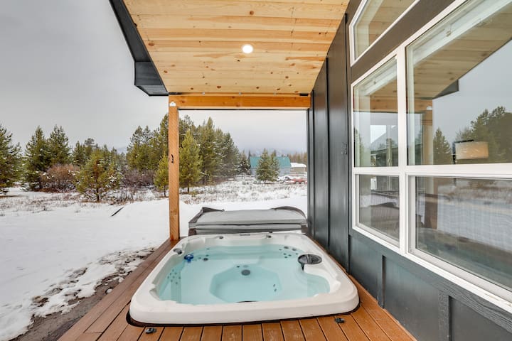 Pet-Friendly Donnelly Home w/ Private Hot Tub!