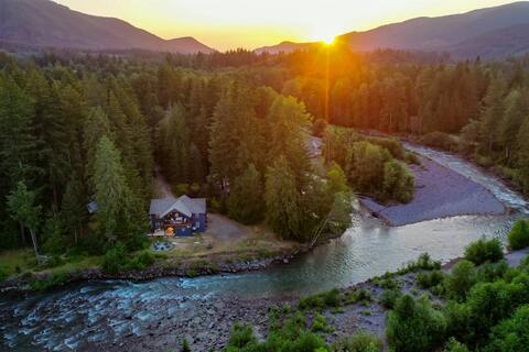 Riverfront Retreat-Sauna, HotTub, FirePit, Game Rm