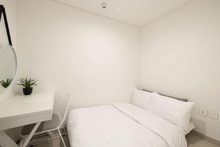 Hosťovská spálňa (rozkladacia pohovka) s malým stolom na prácu alebo štúdium