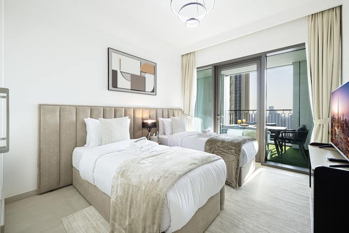 Priestranná spálňa s oddelenými pohodlnými lôžkami