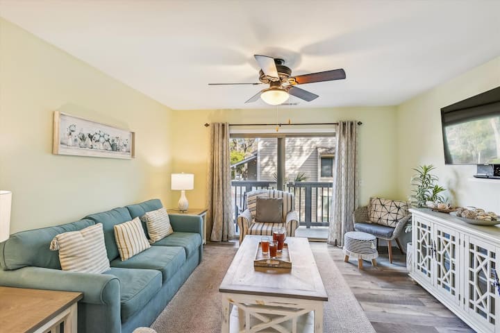 Coastal Condo | Balcony + Relaxed Island Stay - Hilton Head Island, SC