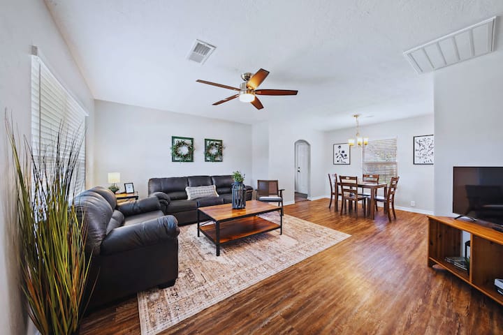 Baytown Cozy Home:large Yard| Big Kitchen |Bbq|3br - Baytown, TX