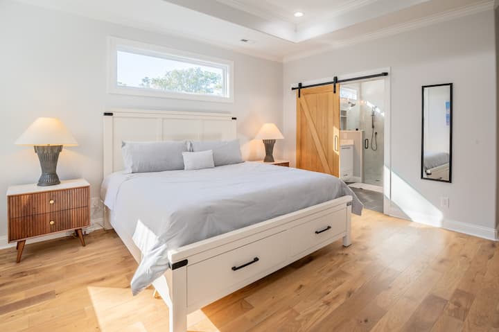 带加大双人床的主卧房间套房