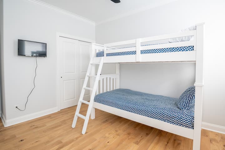 带双层床的客房，可供4人入住