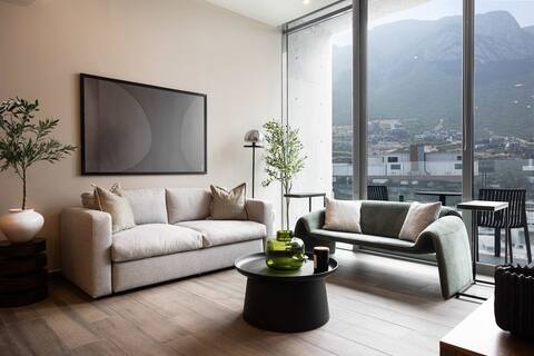 Elegant Apartment w/Stunning Mountain Views & Pool