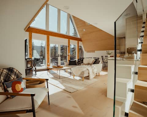 A-frame, private spa/workout room & sauna w/ views