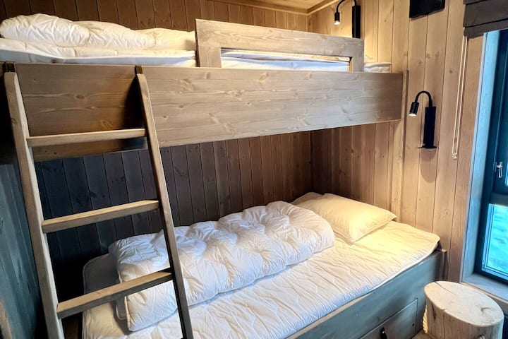 Bedroom 2 for two guests. 
Upstairs a 90x200cm bed and below a 120x200cm bed.