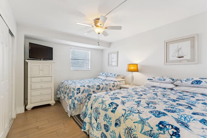 - 家族やグループに最適なこの寝室には、海をイメージした寝具を備えたフルサイズのベッドが2台あります
-薄型テレビ、背の高いドレッサー、自然光を取り入れる窓をお楽しみください
- 天井ファンと読書灯が涼しく居心地の良い休息を保証します