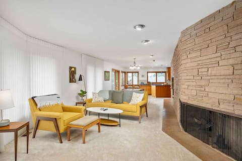 Fantastic Mid-Centuary Escape, Enormous Yard and