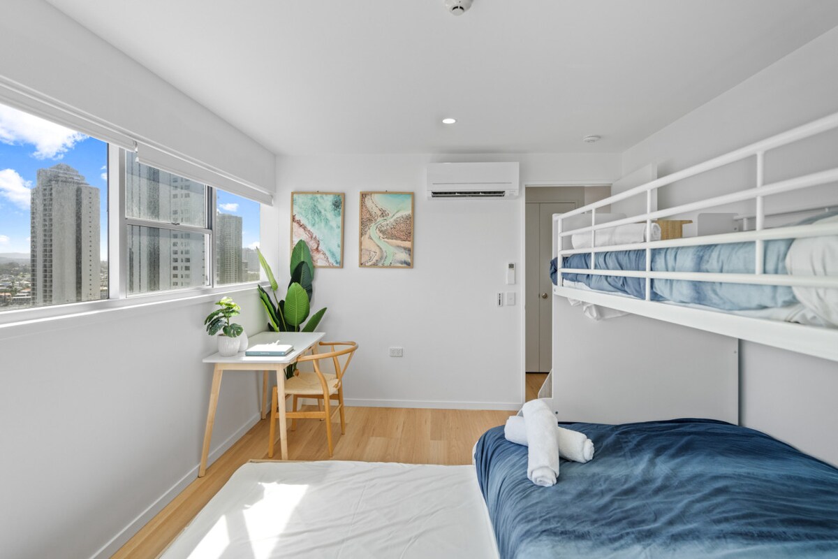 تحتوي غرفة نومنا الثالثة على سرير مزدوج بطابقين مع سرير مزدوج قابل للسحب، بالإضافة إلى مكتب عمل لراحتك