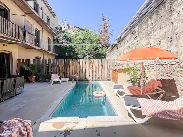 Apt/w Pool in heart of old town