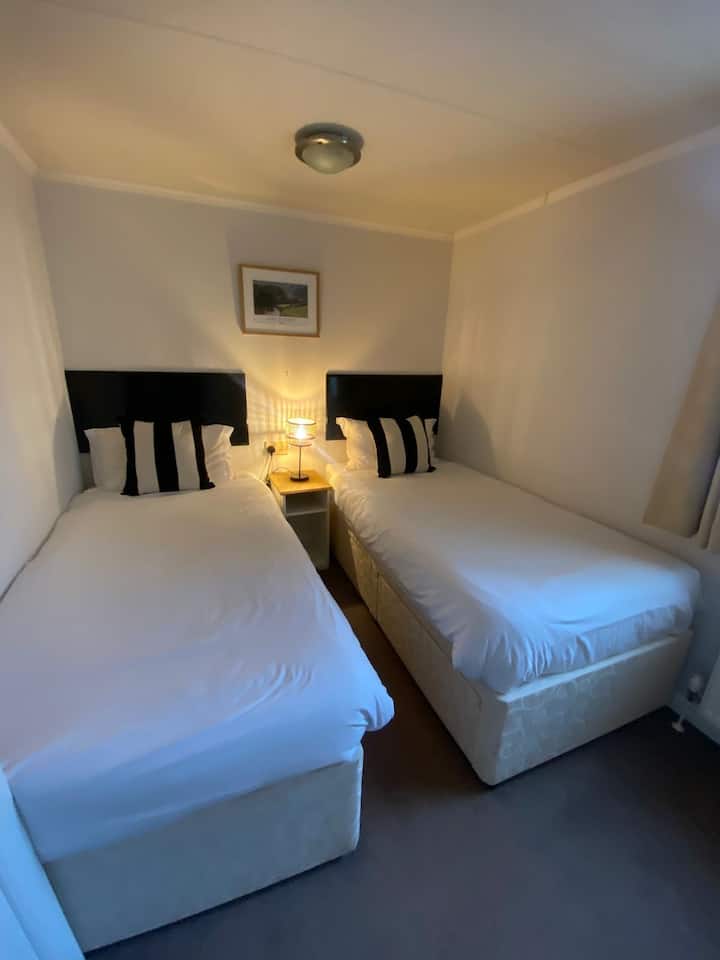 Стая с 2 единични легла