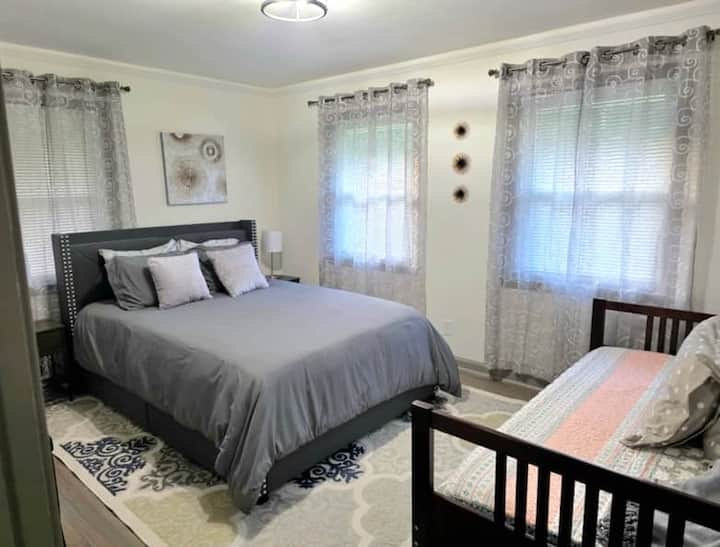 Comfortable, family-friendly bedroom sleeps 3 with queen bed and single bed