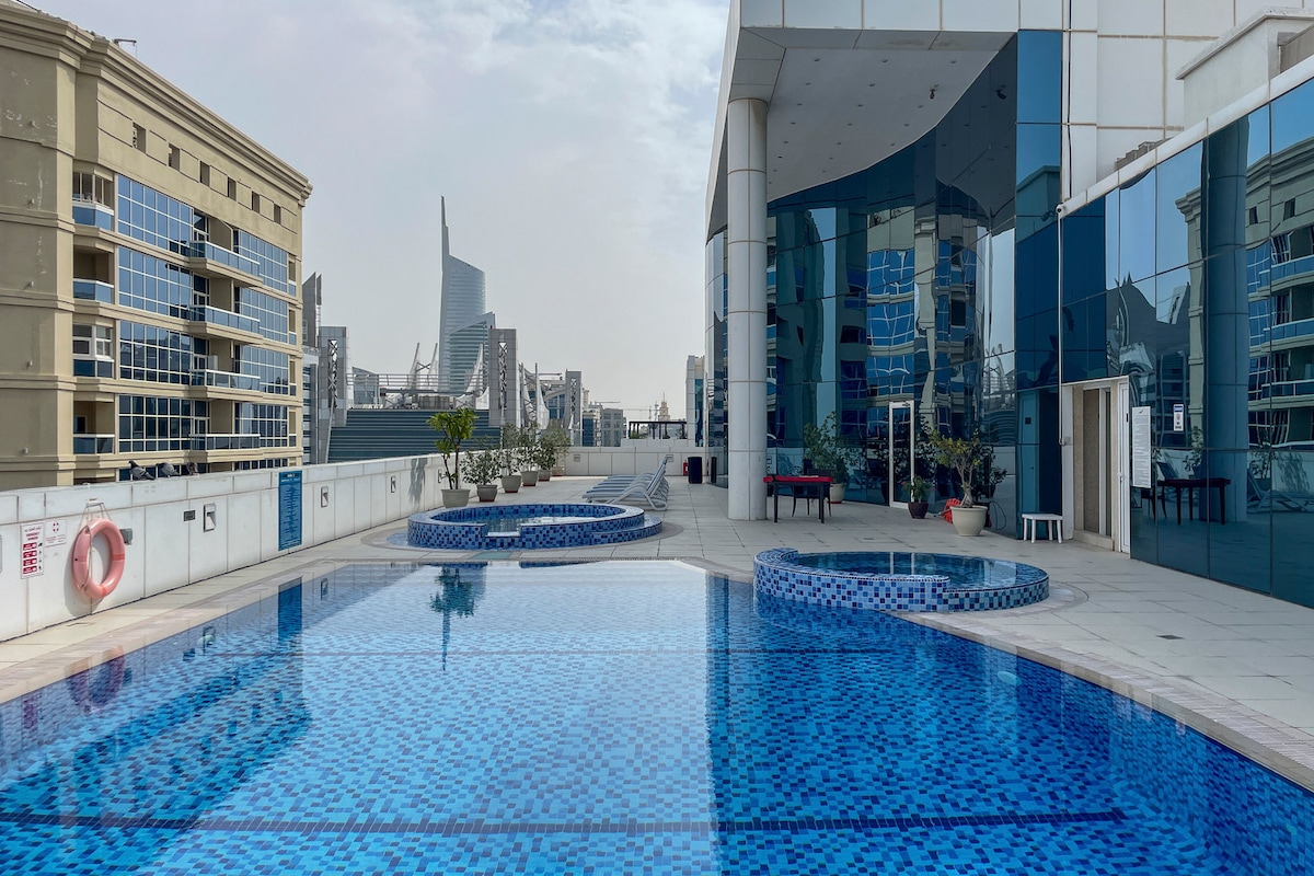 Blueground | Saba Tower 2, roof pool, gym & sauna - Apartments for