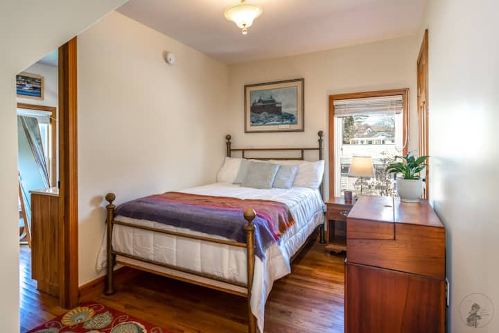 Dormitorio en el segundo piso con cama de tamaño completo