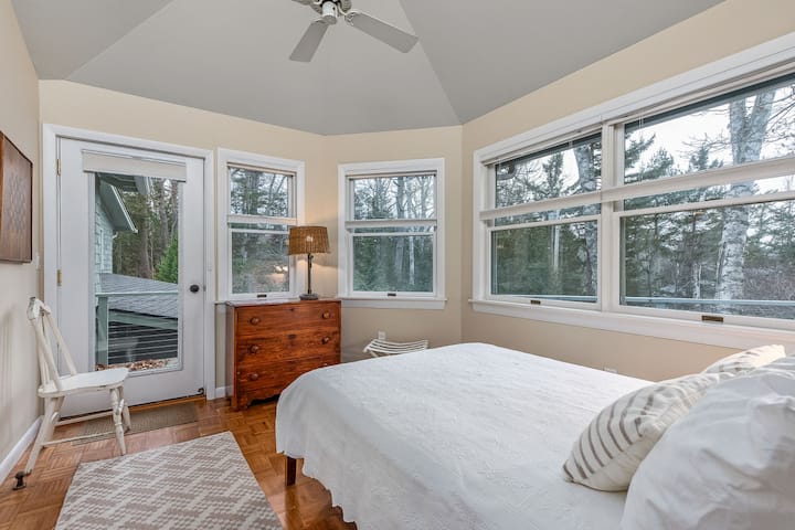 ห้องนอน #3 เป็นเตียงแฝดที่มองเห็นวิวน้ำเล็กน้อย