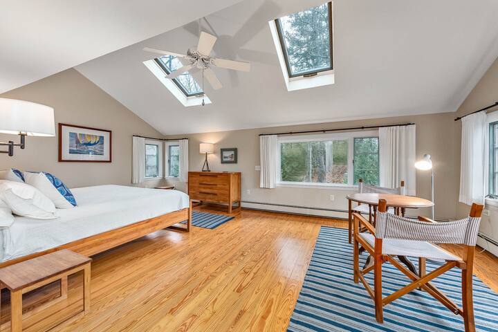 ห้องนอนหลักพร้อมห้องน้ำในตัวเต็มรูปแบบ