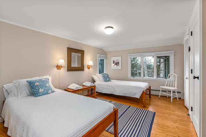 ห้องนอน #2 พร้อมเตียงแฝดและห้องน้ำรวม 3 ส่วน