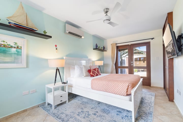 Arratisja jote e qetë: çlodhu në krevatin dopio "queen" të dhomës së tretë të gjumit dhe shijo rehatinë e një banje ngjitur.