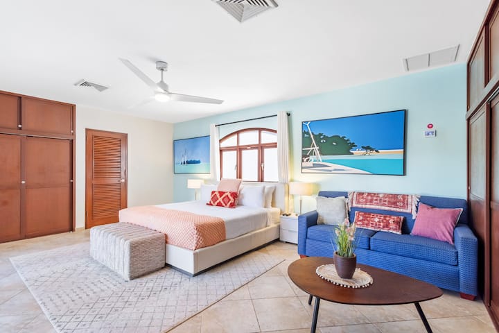 Suita 1 ofron një pushim të bollshëm me një krevat dopio "king", divan me madhësi dopio "queen", dollap dhe banjë ngjitur.