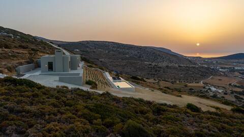 Stunning High-End Beauty with Bird’s Eye Vistas.