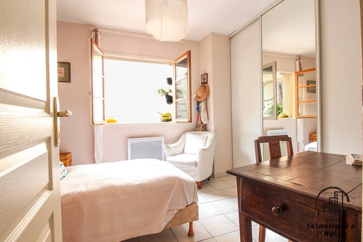 Мала соба со единечен кревет, идеална ако претпочитате да спиете одделно за подобар одмор или само за да избегате од 'рчењето!