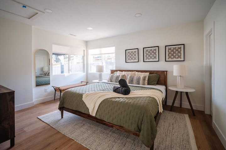 是的，这是您的绿洲。 特大双人床让您安心入睡，畅享舒适。 您的行李箱值得一个特别的地方，所以我们有两个行李架。 白天睡觉？使用遮光窗帘（未显示） ，享受舒适和梦想。 