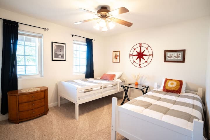 3e slaapkamer 2 eenpersoonsbedden en kast