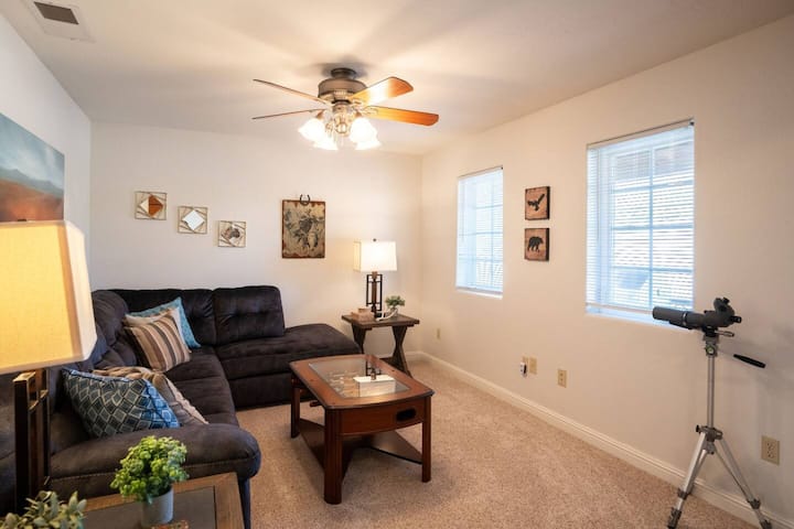 Slaapbank Queen Size. Telescoop en antieke tafelvoetbaltafel.