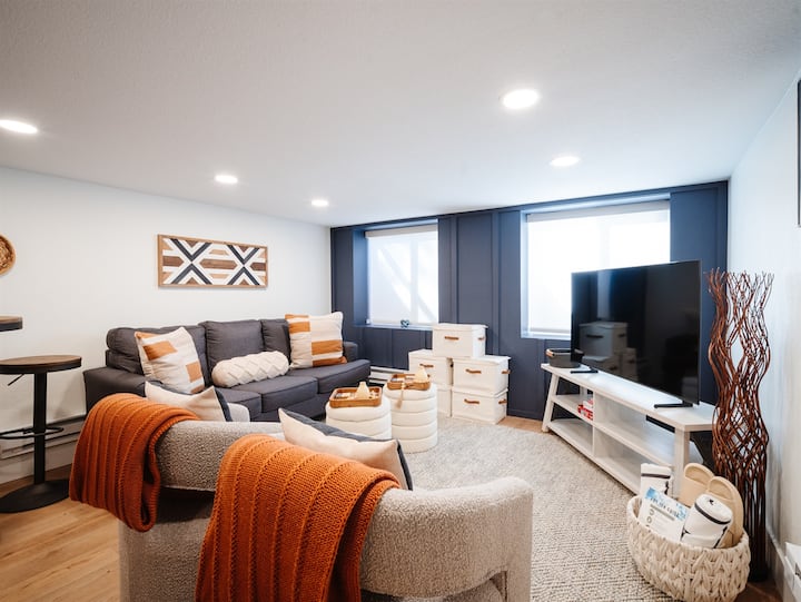 Მოგესალმებათ The Frannie! Განტვირთვისთვის შექმნილი იდეალური მისაღები ოთახი გელით პლუშის დიდი დივნით, სასიამოვნო გასაშლელი დივნით და 55"-იანი Samsung HD Smart ტელევიზორით Roku-სთან ერთად.