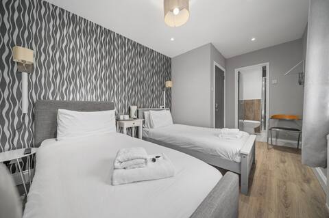 Twin room en-suite at Queensferry Guest House