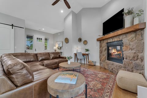 5-BR Mountain Home by Golf Course + Studio