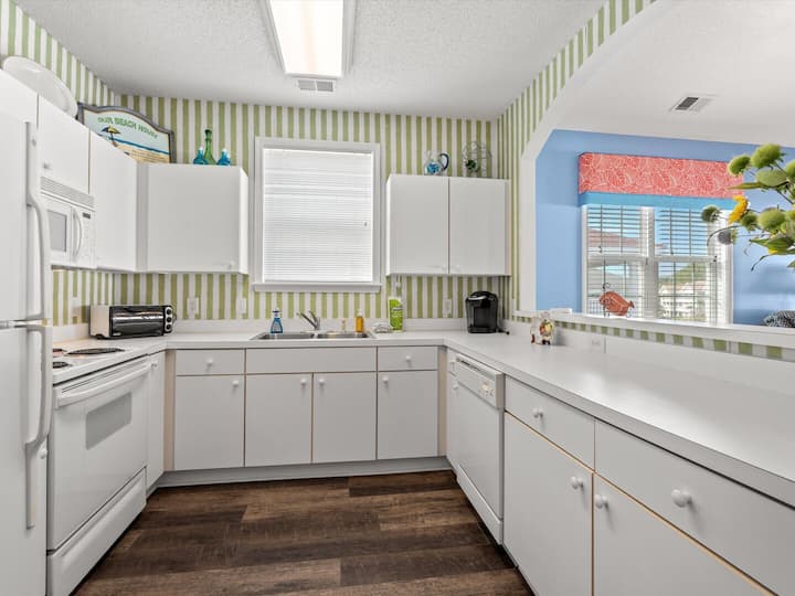 Quiet Barefoot Landing Condo For 4 Family And Golf - North Myrtle Beach, SC