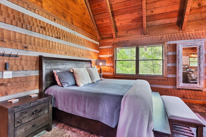 Hot Tub/secluded/couples Only/king Bed/knotty Pine - Townsend, TN