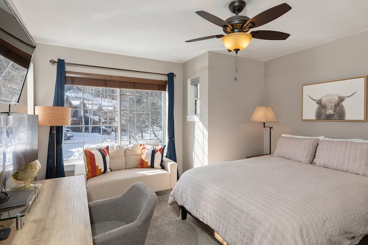 La habitación de invitados dos cuenta con una cama de matrimonio, área de escritorio, así como un asiento de amor con vistas perfectas a las montañas.