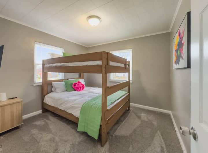 一张双层床，配备标准双人床垫。