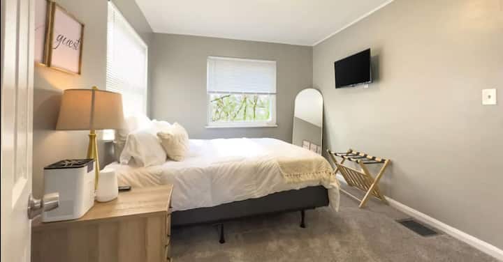 每间卧室均配有智能电视。