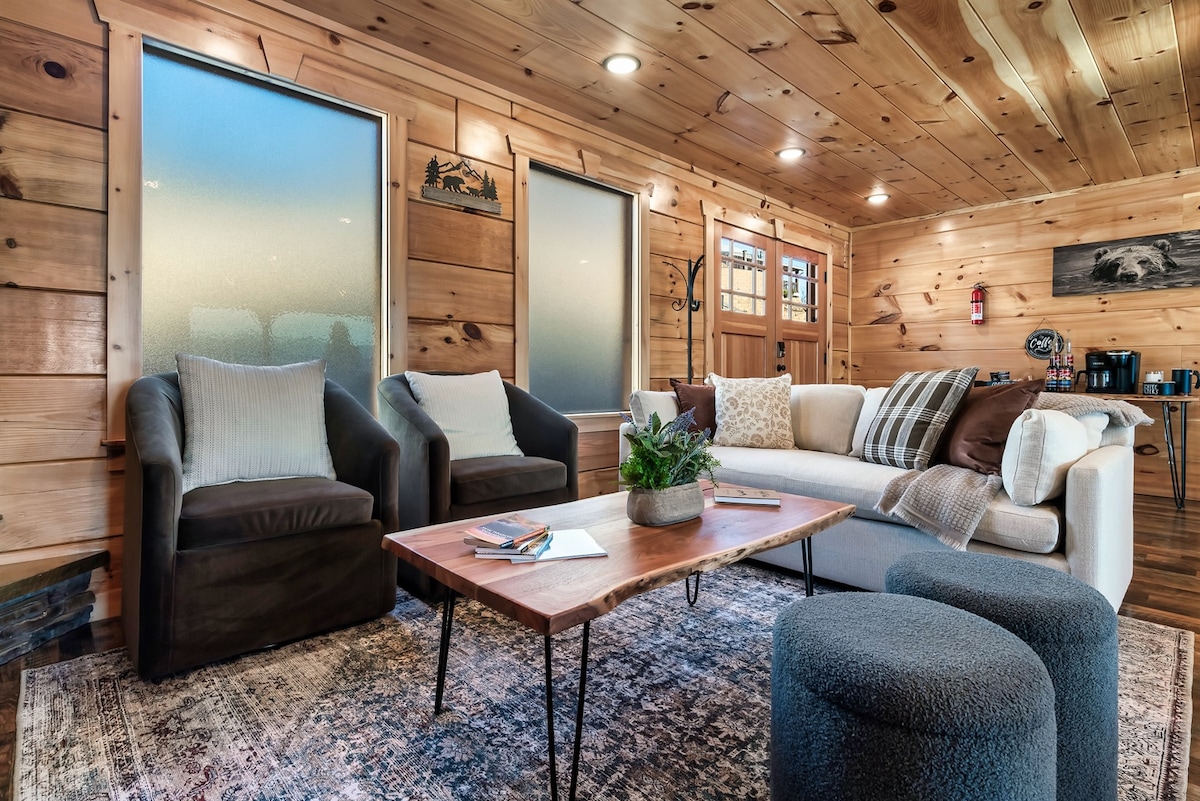 الطابق الرئيسي: الاسترخاء والاسترخاء في غرفة المعيشة الجذابة