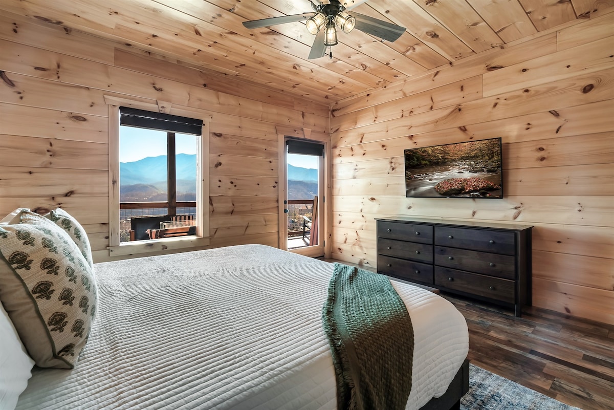 الطابق السفلي: استمتع بجمال الجبال، واسترخ مع عروضك المفضلة على التلفزيون الذكي، واخرج إلى شرفتك الخاصة في الطابق الثاني