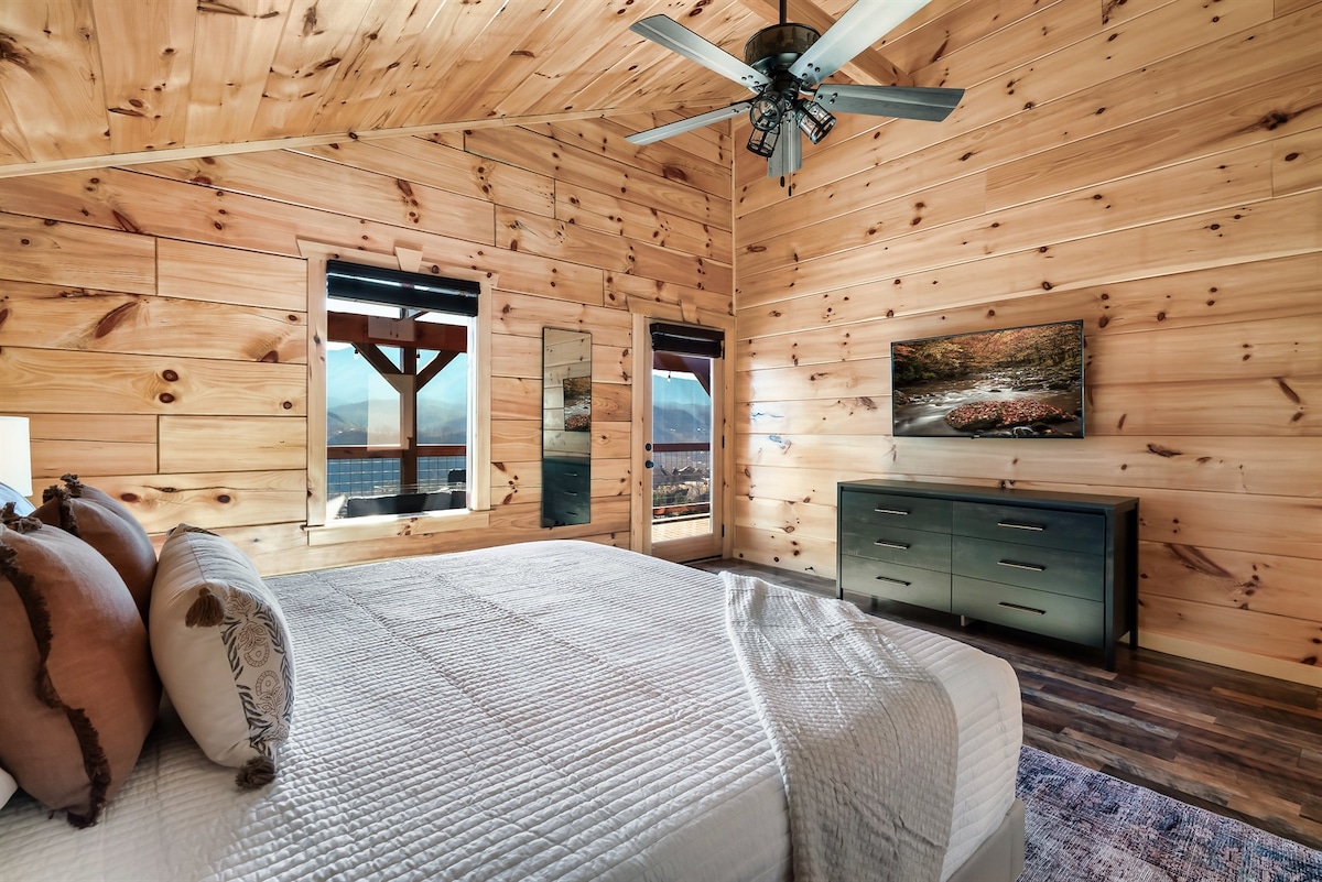 غرفة نوم في الطابق الثاني: استمتع بإطلالات على الجبل وتلفزيون ذكي وإمكانية وصولك الخاص إلى سطح الطابق الثاني