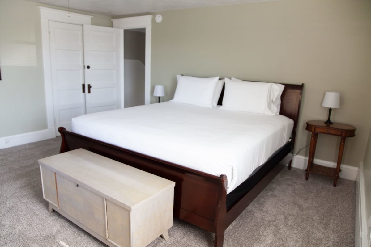 Phòng ngủ có giường cỡ King - Rộng rãi và thanh bình, có giường cỡ king và tông màu êm dịu cho những đêm nghỉ ngơi.