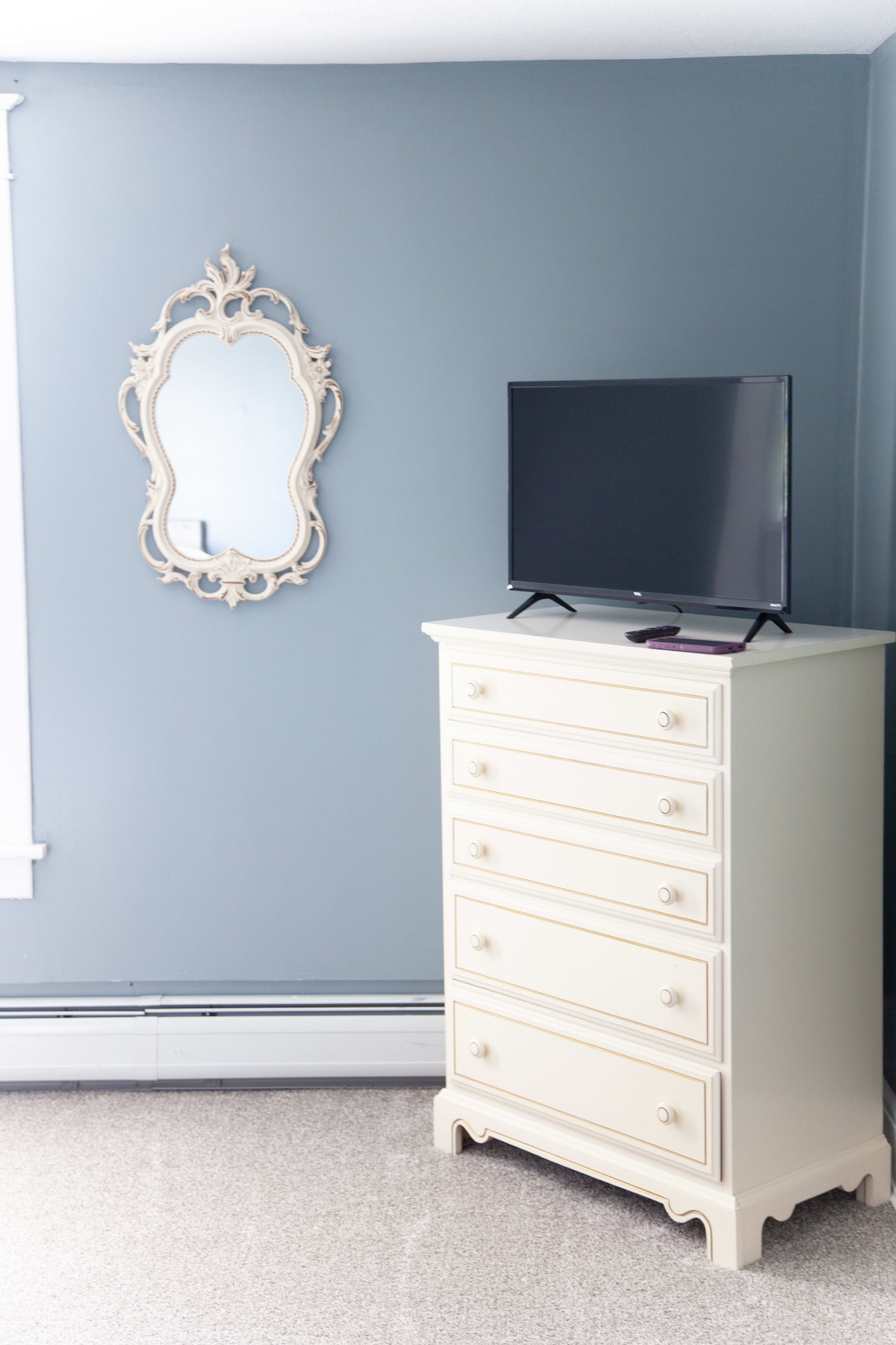 Phòng ngủ đầy đủ - Bao gồm tủ quần áo và TV thông minh, lý tưởng cho buổi sáng thư giãn.