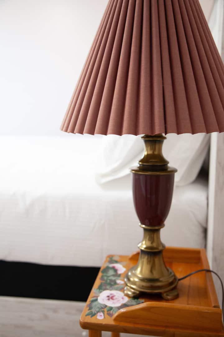 Queen Bedroom- Vipengele vidogo vya mtindo wa zamani hufanya chumba hiki kionekane kama nyumbani.