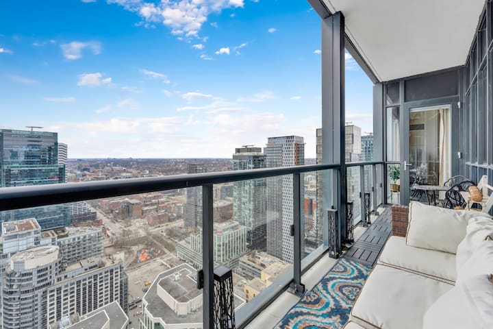 Downtown Luxury Condo with Lake Views + Parking! gallery image 3