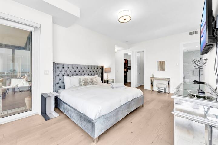 Downtown Luxury Condo with Lake Views + Parking! gallery image 4