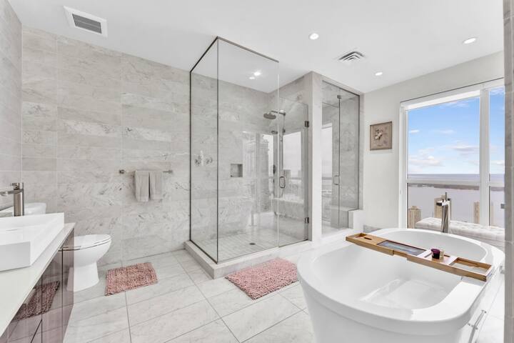 Downtown Luxury Condo with Lake Views + Parking! gallery image 2