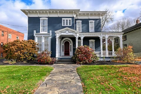 Luxurious Historic Victorian Warren OH Sleeps 10!